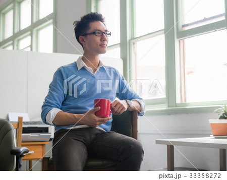 Portrait of young businessman 33358272