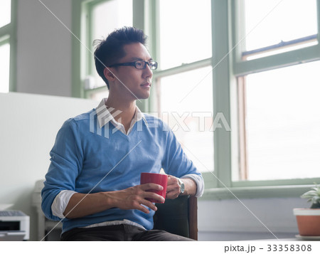 Portrait of young businessman 33358308