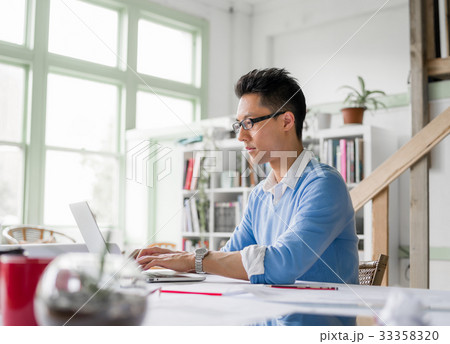 Portrait of young businessman 33358320