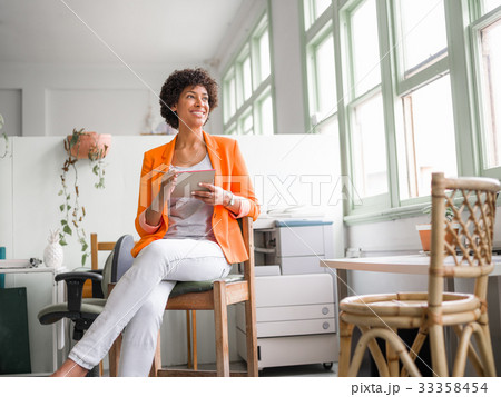 Portrait of young businesswoman Portrait of young businesswoman 33358454