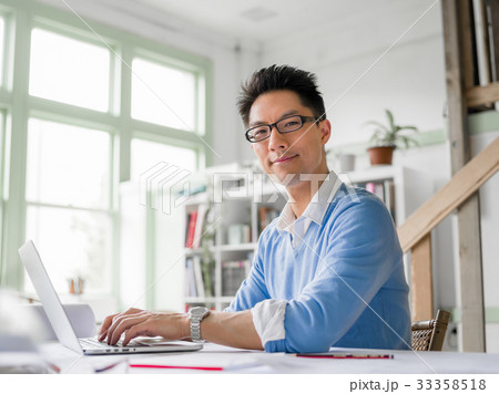 Portrait of young businessman 33358518