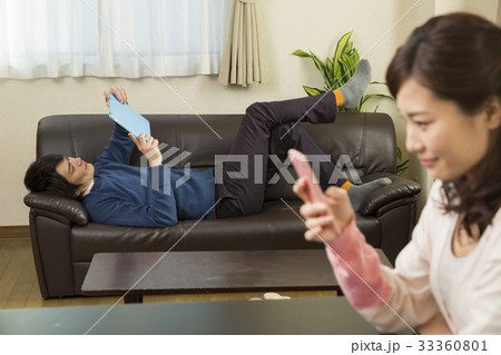 スマホを別々に見るカップル 33360801