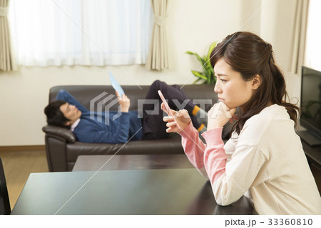 スマホを別々に見るカップル スマホを別々に見るカップル 33360810