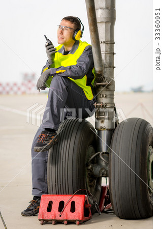 airport worker mechanic 33360951