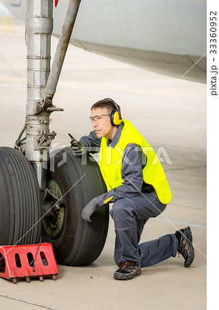 airport worker mechanic 33360952
