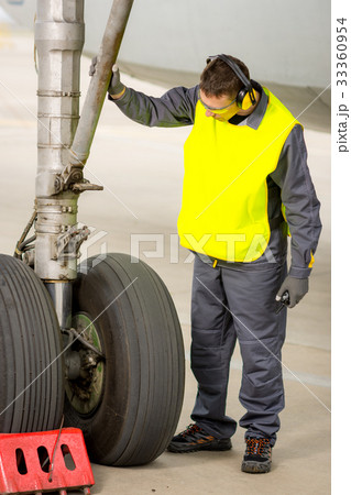 airport worker mechanic 33360954