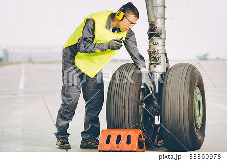 airport worker mechanic airport worker mechanic 33360978