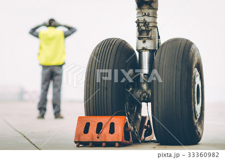 airport worker mechanic 33360982