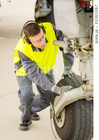 airport worker mechanic 33361067