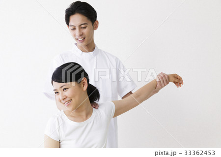 整体　整体士　マッサージ　カイロプラクティック　整骨院　男性　白バック 33362453