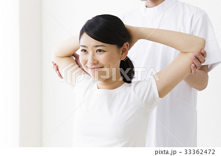 整体　整体士　マッサージ　カイロプラクティック　整骨院　男性　白バック 33362472