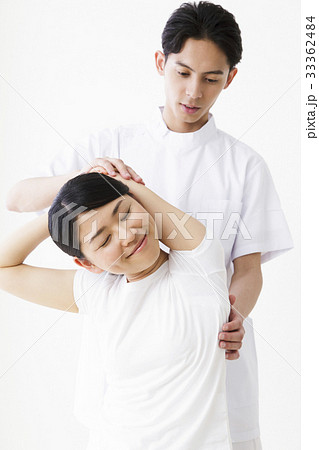 整体　整体士　マッサージ　カイロプラクティック　整骨院　男性　白バック 33362484