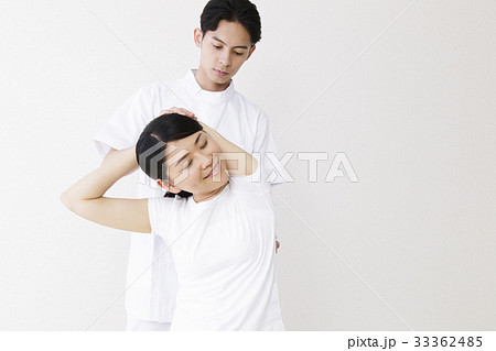 整体　整体士　マッサージ　カイロプラクティック　整骨院　男性　白バック 33362485