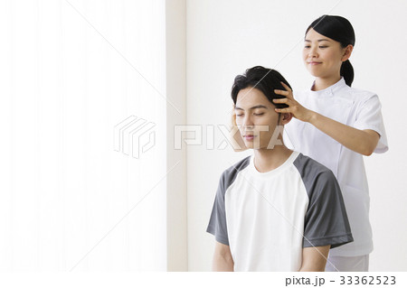 整体 整体士 マッサージ カイロプラクティック 整骨院 男性 白バック 整体 整体士 マッサージ カイロプラクティック 整骨院 男性 白バック 33362523