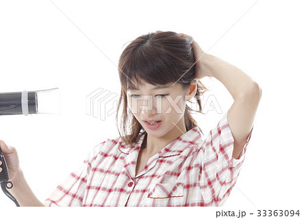 寝ぐせ直しの女性 33363094