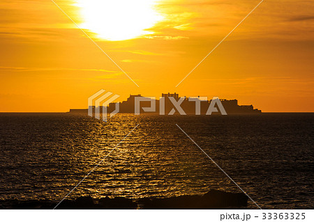 軍艦島と夕陽 33363325