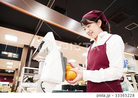 スーパー スーパーマーケット レジ 店員 スタッフ 女性 2人 スーパー スーパーマーケット レジ 店員 スタッフ 女性 2人 33365228