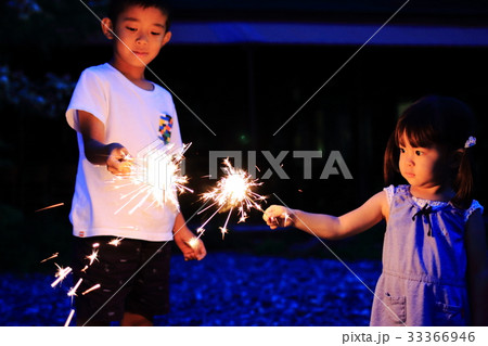 花火をする兄妹(7歳と2歳) 33366946
