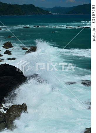 高知県須崎市　安和海岸に寄せる白波 33367293