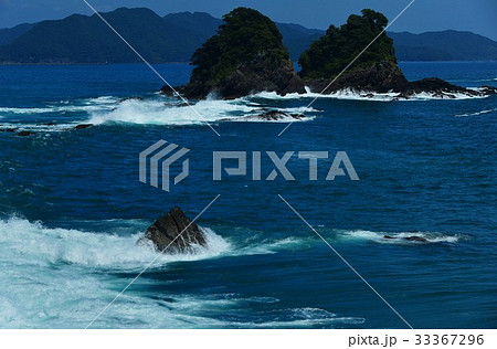高知県須崎市　安和海岸に寄せる白波 33367296