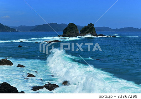 高知県須崎市　安和海岸に寄せる白波 33367299