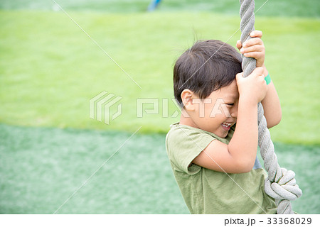 公園で遊ぶ男の子 公園で遊ぶ男の子 33368029