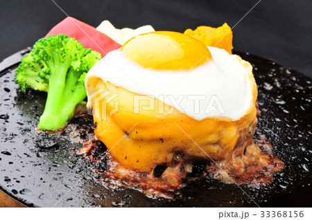 チーズハンバーグと目玉焼き チーズハンバーグと目玉焼き 33368156
