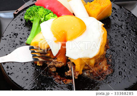 チーズハンバーグ目玉焼きのせ 33368285