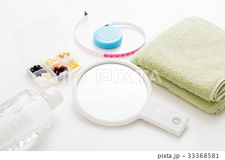 タオルと手鏡 33368581