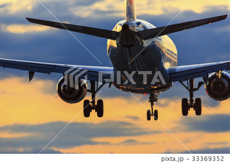 夕焼け空の飛行 33369352