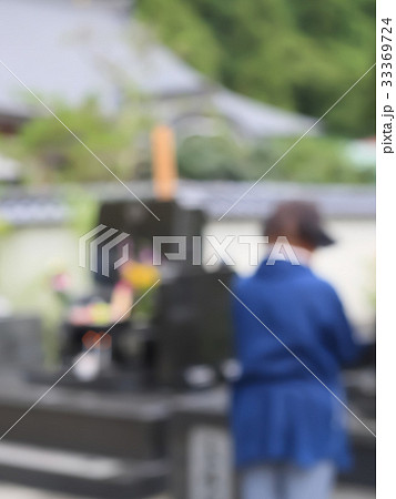 お盆のお墓参り イメージ ボカシ 33369724