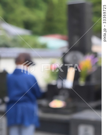 お盆のお墓参り イメージ ボカシ お盆のお墓参り イメージ ボカシ 33369725
