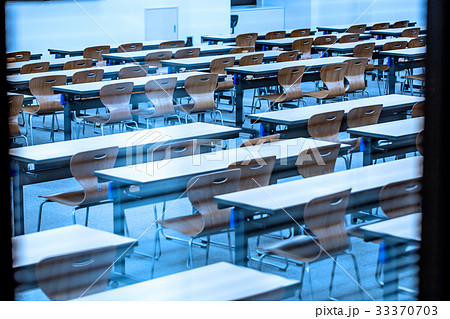 窓越しから見る教室 窓越しから見る教室 33370703