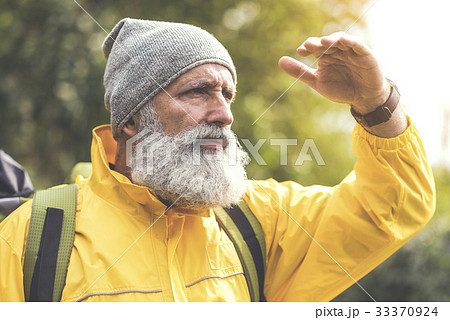 Serious old male tourist searching for something Serious old male tourist searching for something 33370924