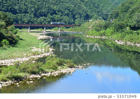 渓谷を走る三江線 33371049