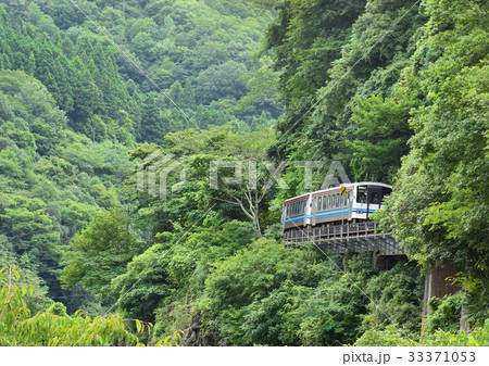 渓谷を走る三江線 33371053