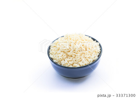 Brown rice in black bowl on a white background 33371300