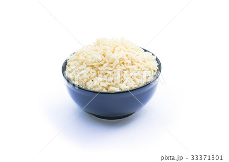 Brown rice in black bowl on a white background 33371301