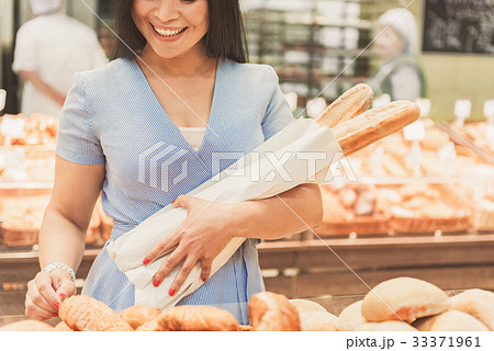 Hilarious woman locating in store 33371961