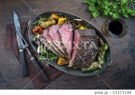 Roast Beef with Vegetable in Copper Pod Roast Beef with Vegetable in Copper Pod 33375186