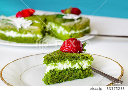 Green spinach cake with buttercream and strawberry Green spinach cake with buttercream and strawberry 33375283