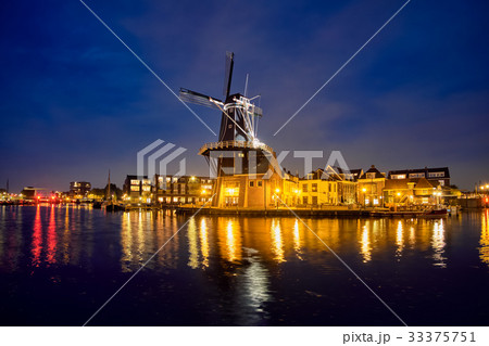 Harlem landmark  windmill De Adriaan on Spaarn 33375751