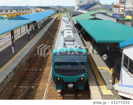 JR東日本 能代駅に停車中のリゾートしらかみ 橅 快速列車  33377050
