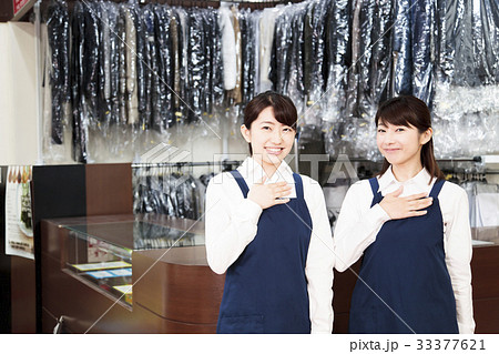 クリーニング　クリーニング店　女性　店員　スタッフ 33377621
