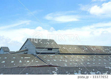The roof of an old warehouse in the blue sky. 33377652