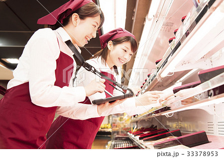 スーパー 発注端末機 スーパーマーケット 店員 スタッフの写真素材
