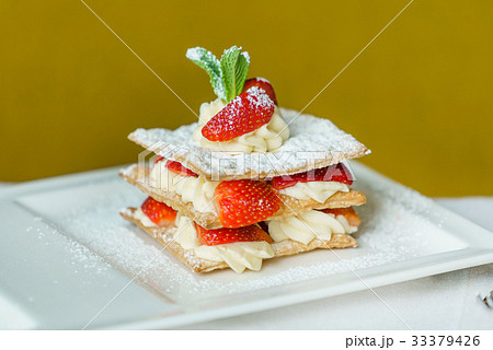 Mille-feuille with strawberries 33379426