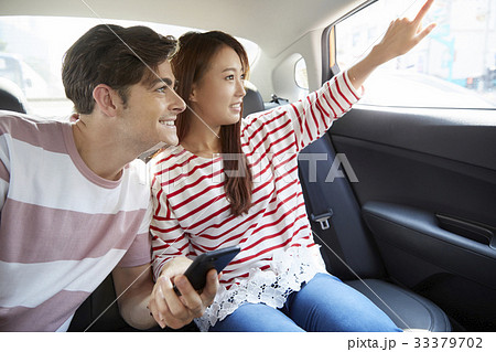 頭持ち上げる 顔をあげる 男 33379702