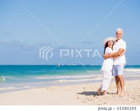 Just us and the ocean 33380105