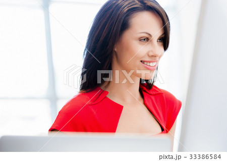 Modern successful business woman 33386584